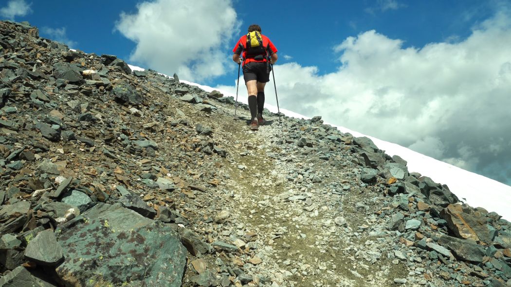 Laufstöcke unterstützen dich, wenn es bergauf geht